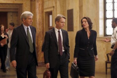 Law & Order: Sam Waterston, Linus Roache ed Alana De La Garza nell'episodio Dignity