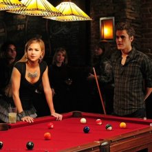 Lexie (Arielle Kebbel) e Stefan (Paul Wesley) al tavolo da biliardo nell'episodio 162 Candles di The Vampire Diaries