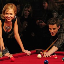Stefan (Paul Wesley) gioca a biliardo con  al fianco Lexie (Arielle Kebbel) nell'episodio 162 Candles di The Vampire Diaries
