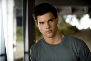 Un primo piano di Taylor Lautner in una scena del film Twilight: New Moon