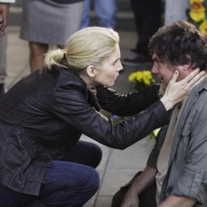 V: Elizabeth Mitchell in un momento dell'episodio A Bright New Day