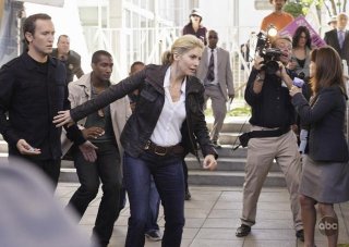 V: Elizabeth Mitchell in una scena dell'episodio A Bright New Day