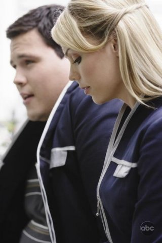 V: Laura Vandervoort nell'episodio A Bright New Day