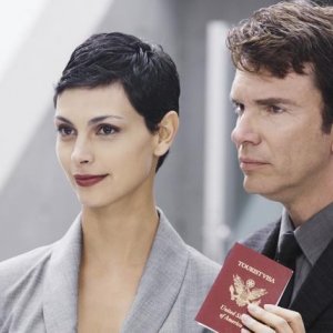 V: Morena Baccarin e Christopher Shyer nell'episodio A Bright New Day