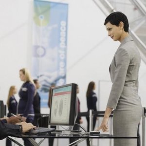 V: Morena Baccarin nell'episodio A Bright New Day
