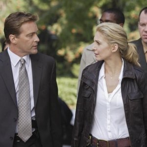 V: Roark Critchlow ed Elizabeth Mitchell in una scena dell'episodio A Bright New Day