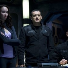 Chloe (Elyse Levesque), il Colonnello Young (Justin Louis) ed il Sergente Riley (Haig Sutherland) nell'episodio Earth di Stargate Universe