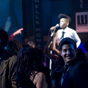 David Blue balla con una ragazza nel locale dove si esibisce Janelle Monae nell'episodio Earth di Stargate Universe