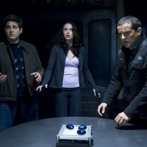 David Blue, Elyse Levesque e Justin Louis usano le pietre della comunicazione nell'episodio Earth di Stargate Universe