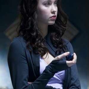 Elyse Levesque con in mano una pietra della comunicazione nell'episodio Earth di Stargate Universe