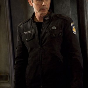 Il Colonnello Telford (Lou Diamond Phillips) in una scena dell'episodio Earth di Stargate Universe