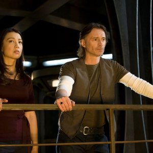 Il Dott. Rush (Robert Carlyle) e Camille Wray (Ming-Na) nell'episodio Earth di Stargate Universe