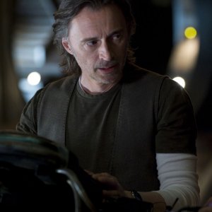 Il Dott. Rush (Robert Carlyle) nell'episodio Earth di Stargate Universe