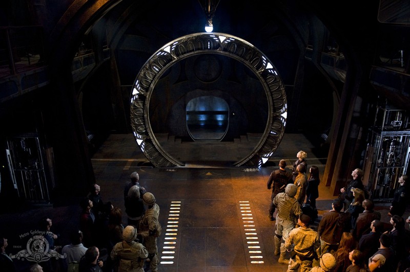 L Equipaggio Osserva Lo Stargate Nell Episodio Earth Della Serie Stargate Universe 137402