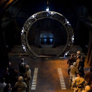 L'equipaggio osserva lo Stargate nell'episodio Earth della serie Stargate Universe