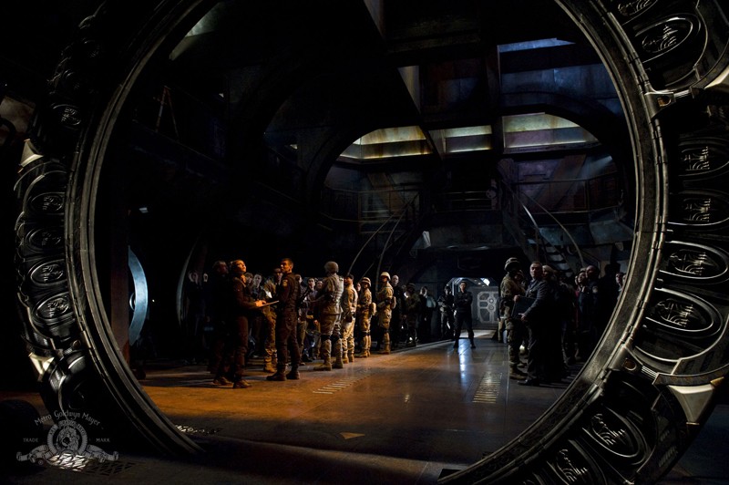 L Equipaggio Visto Attraverso Lo Stargate Nell Episodio Earth Della Serie Stargate Universe 137403
