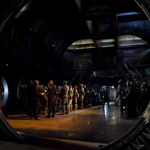 L'equipaggio visto attraverso lo Stargate nell'episodio Earth della serie Stargate Universe