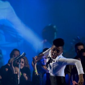 La cantante Janelle Monae in una scena dell'episodio Earth di Stargate Universe