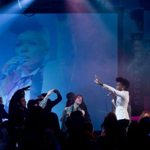La guest-star Janelle Monae durante la sua esibizione nell'episodio Earth di Stargate Universe