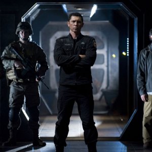 Lou Diamond Phillips e parte dell'equipaggio in una scena dell'episodio Earth di Stargate Universe