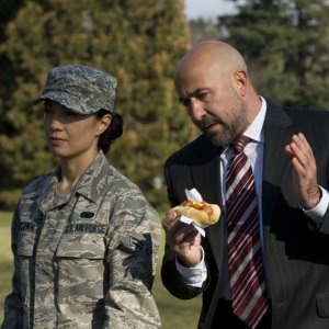 Ming-Na discute con un suo superiore nell'episodio Earth di Stargate Universe