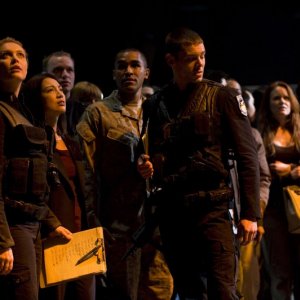 Parte dell'equipaggio riunito in una scena dell'episodio Earth di Stargate Universe