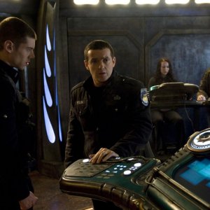Una scena dell'episodio Earth di Stargate Universe con Brian J. Smith, Justin Louis, Elyse Levesque e David Blue