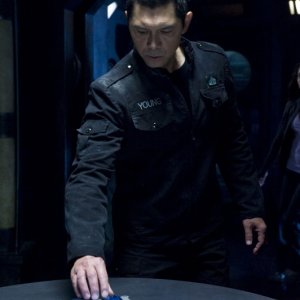 Una scena dell'episodio Earth di Stargate Universe con il Colonnello Telford (Lou Diamond Phillips)