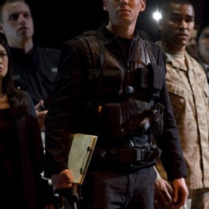 Una scena dell'episodio Earth di Stargate Universe con Matthew Scott (Brian J. Smith)