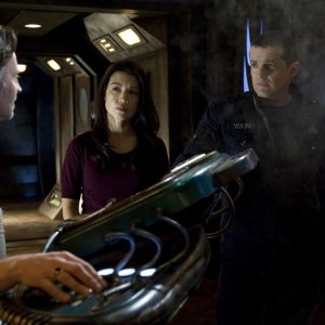 Una scena dell'episodio Earth di Stargate Universe con Robert Carlyle, Ming-Na e Justin Louis