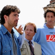 Alessandro Siani con Giacomo Rizzo e Nando Paone nel film Benvenuti al Sud (2009)