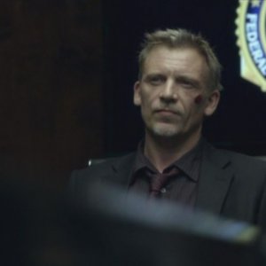 FlashForward: Callum Keith Rennie in una scena dell'episodio The Gift