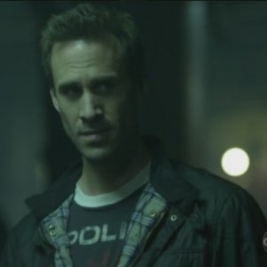 FlashForward: Joseph Fiennes nell'episodio The Gift