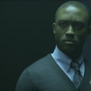 FlashForward: Lee Thompson Young in una scena dell'episodio The Gift