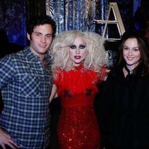 Gossip Girl, stagione 3: Lady Gaga tra Leighton Meester e Penn Badgley sul set dell'episodio The Last Days of Disco Stick.