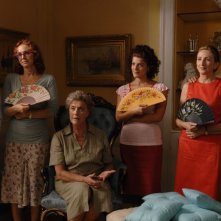 Massimiliano Gallo, Elena Sofia Ricci, Ilaria Occhini, Bianca Nappi, Lunetta Savino e Ennio Fantastichini in una scena di Mine vaganti