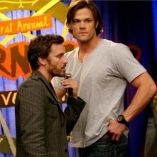 Supernatural: Rob Benedict e Jared Padalecki in una scena dell'episodio The Real Ghostbusters