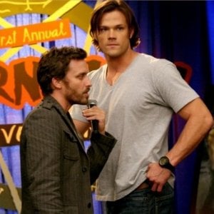 Supernatural: Rob Benedict e Jared Padalecki in una scena dell'episodio The Real Ghostbusters