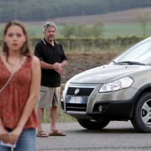 Victoria Larchenko e Antonio Catania (alle sue spalle) nel film La bella gente.