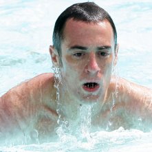 Wallpaper: Elio Germano nel dramma 'La bella gente'.