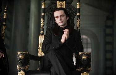 Aro (Michael Sheen) sul suo trono in una scena del film Twilight Saga: New Moon