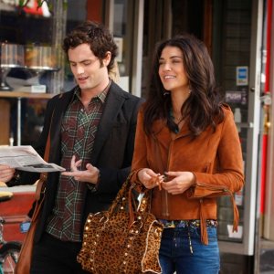 Dan (Penn Badgley) e Vanessa (Jessica Szohr) parlano per strada nell'episodio They Shoot Humphreys, Don't They? di Gossip Girl