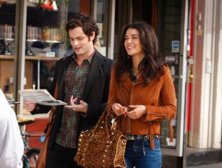 Dan (Penn Badgley) e Vanessa (Jessica Szohr) parlano per strada nell'episodio They Shoot Humphreys, Don't They? di Gossip Girl