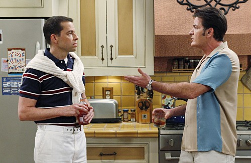 Jon Cryer e Charlie Sheen in una scena di Due uomini e mezzo