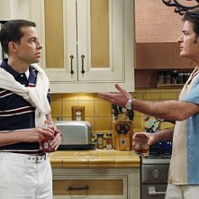 Due uomini e mezzo: Jon Cryer e Charlie Sheen nell'episodio The Moustache Attachment