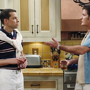 Due uomini e mezzo: Jon Cryer e Charlie Sheen nell'episodio The Moustache Attachment