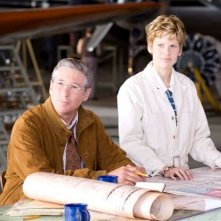 Hilary Swank con Richard Gere in una scena del biopic Amelia