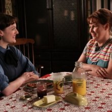 Mad Men: Elisabeth Moss ed Audrey Wasilewski nell'episodio The Arrangements