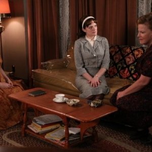 Mad Men: Elisabeth Moss, Myra Turley ed Audrey Wasilewski in una scena dell'episodio The Arrangements