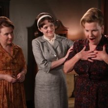 Mad Men: Elisabeth Moss, Myra Turley ed Audrey Wasilewski nell'episodio The Arrangements